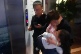 青岛一托管班里，男孩遭同学用502胶水从额头倒下，眼睛瞬间睁不开了图片