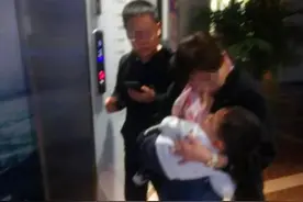 太吓人了！男孩遭同学用502胶水从额头倒下，眼睛瞬间睁不开图片