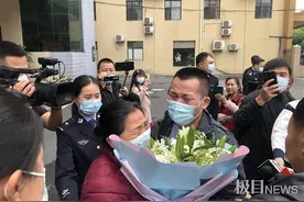 悲喜交加！失散28年的儿子回家了，一口腌黄瓜让儿泪两行图片