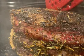 爸爸为儿子庆祝生日 制作巨大牛排蛋糕图片