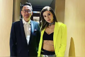 秀恩爱！李嘉欣晒与许晋亨合照 露小蛮腰冻龄似少女图片