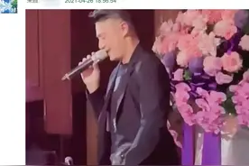 霍建华林心如女儿近照曝光 小海豚穿公主裙抱爸爸大腿撒娇图片