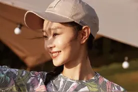 宋轶初夏野营氛围感大片释出 粉色运动装搭俏丽麻花辫清新甜美图片