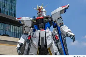 18.03米实物大自由高达立像顺利完成拼装，正式落地上海金桥，5月底将进行机械表演精彩首秀图片