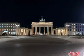 德国柏林宵禁令生效后的首个工作日图片