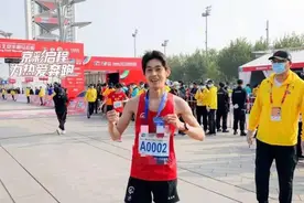 “最快快递员”火遍跑步圈，送快递也成了他的训练课图片