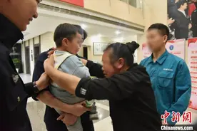 男子15.8万“出售”亲生儿子 浙江警方辗转多省进行解救图片