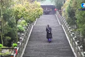 全球连线｜武当山下 玉虚宫前 “洋教练”教“洋徒弟”视频封面