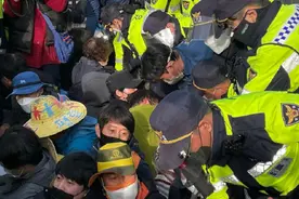韩国反萨德民众与上千警察爆发冲突：建人墙拦军车 多人受伤图片