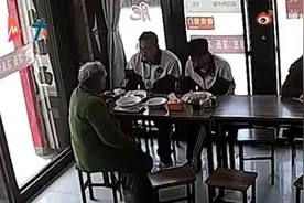 高三学生请陌生婆婆吃馄饨，还给交通费，获香蕉回礼：别客气，我也有爷爷奶奶图片