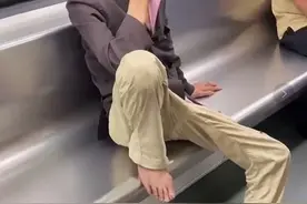 广州一男子地铁上光脚踩座位还抽烟？通报来了图片