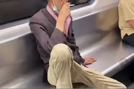广州一男子地铁上光脚踩座位还抽烟？通报来了图片