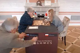 国际跳棋比赛途中俄罗斯国旗突然被撤 俄选手懵了（图）图片