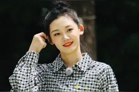 苗苗产后首综与郑恺合体 穿格纹情侣装低调牵手图片