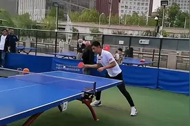 张继科挑战公园大爷？网友：无敌是多么寂寞图片