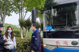 合肥：女孩拿箱子时被关在大巴车行李舱内 民警驾车追赶拦下图片