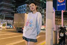 宋祖儿超短裙街头随拍 修长美腿青春洋溢图片