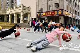 宿迁“篮球宝贝”玩转花式拍球图片