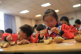 见“圾”行事土豆也能发电？小记者脑洞大开图片