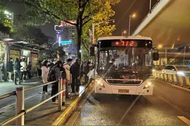 公交行车时刻表将进行调整优化，相关车队精心部署“五五购物节”运营保障图片