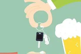 四川一男子酒驾后跑到别人家床上装睡，试图躲避交警，民警怒斥：执法记录仪全拍了图片