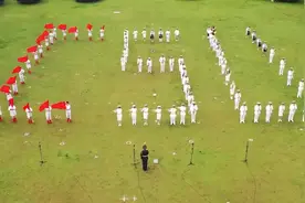 中南大学军乐团举办“青春纪念日”快闪活动图片