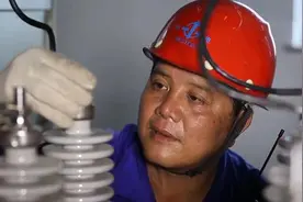 做一线电工38年，这位全国劳模有双“钢的手”视频封面