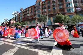 四川兴文苗族花山节举行开幕式 苗汉双语齐唱《唱支山歌给党听》图片