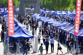 河北石家庄：招聘会进高校图片