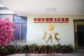 出征东京奥运测试赛前，中国女排将士为啥特别前往腾飞纪念馆，是为忆苦思甜？图片