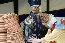 “碎碎平安”？日本京都寺庙内表演者舞台上摔盘子图片