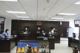 违反摩托车禁行规定，男子当街暴打辅警获刑二年三个月视频封面