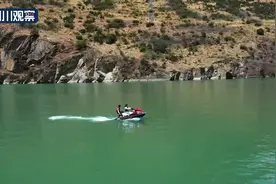 网红打卡地③甘孜新玩法 乘水上摩托艇“撒野”吧图片