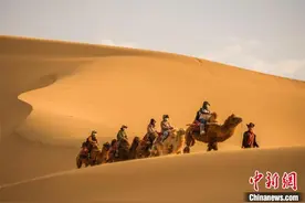 敦煌月牙泉添“古风”元素：驼户穿“胡服”行走大漠图片