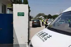 教练车内只有学员独自一人练车，坡道设置竟只有一半！上海闵行2处“黑”驾培基地被取缔图片