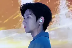 王源深夜现身央视“五四”晚会 与华彩少年组合同唱《破浪》图片