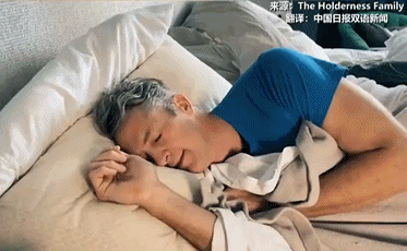 接种疫苗太激动，外国大叔改编《冰雪奇缘》插曲放飞自我图片