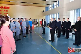 王东峰在石家庄市走访慰问一线劳动者图片