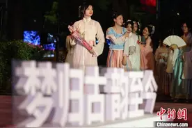 南京年轻人汉服大赏秀抢眼江南夜图片
