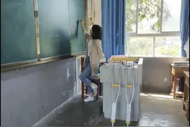 “金鸡独立”般单着一条腿 80后乡村女教师骨折后拄双拐上课被赞“最美雕塑”图片