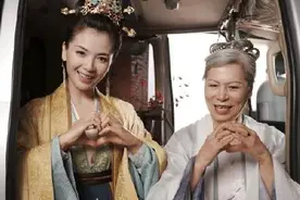 七旬古风奶奶探班刘涛圆穿越梦 对镜比心合影互动有爱图片