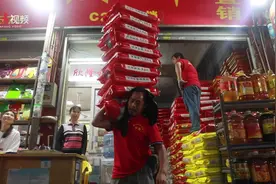 1米5扛米大叔走红：扛的不是米，是一个家｜五一劳动者①图片