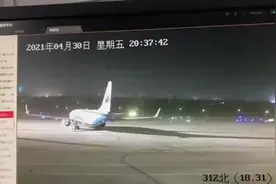 飞机被“吹跑”！江苏南通14级大风亲历者：整个房子都在动，十年没见过这么大风视频封面