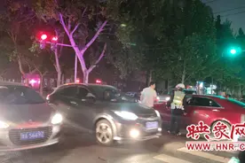两车路口“顶牛”互不相让 交警：每人扣6分罚200元图片