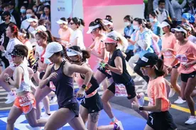 上海女子半程马拉松鸣枪起跑，假期里她们用奔跑“错峰”图片