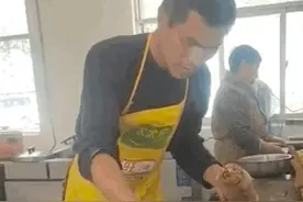 厨师受伤校长掌勺！仔细一看原来是他图片
