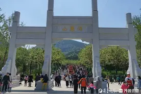 开放第二日遇“五一”小长假 济南佛慧山北入口公园迎来大批游客图片