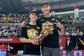 易建联发文：看着你们这次夺冠真的很感动 恭喜胡明轩成为FMVP图片