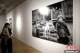 摄影家吴家林个展昆明开展 镜头记录“云南山里人”的朴实无华图片
