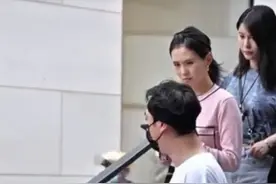 王思聪罕见带堂妹逛街 全程呵护陪同太贴心图片